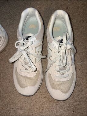 New Balance Women's White/Beige Classic Athletic Sneakers US 7 Men’s/9 in Women
